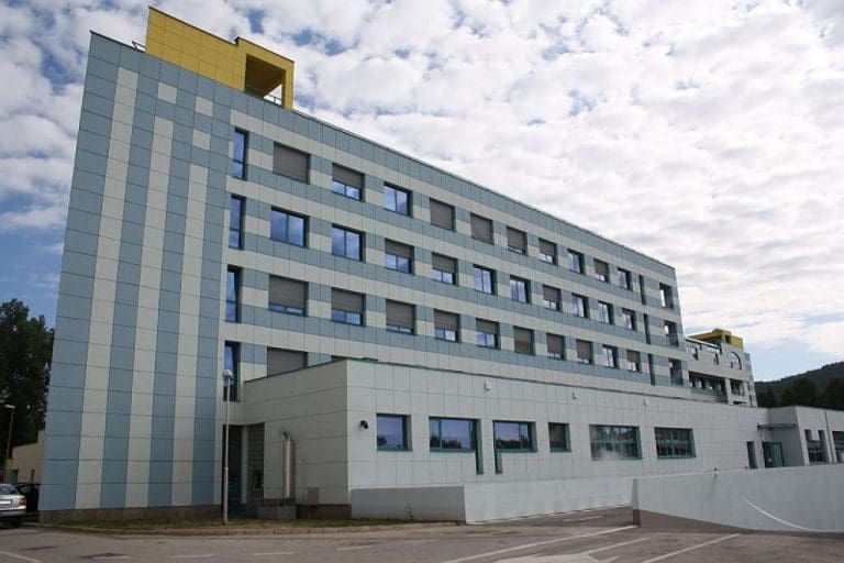 Na UKC Tuzla 18 povrijeđenih osoba nakon tuče navijača Zvezde i Hajduka