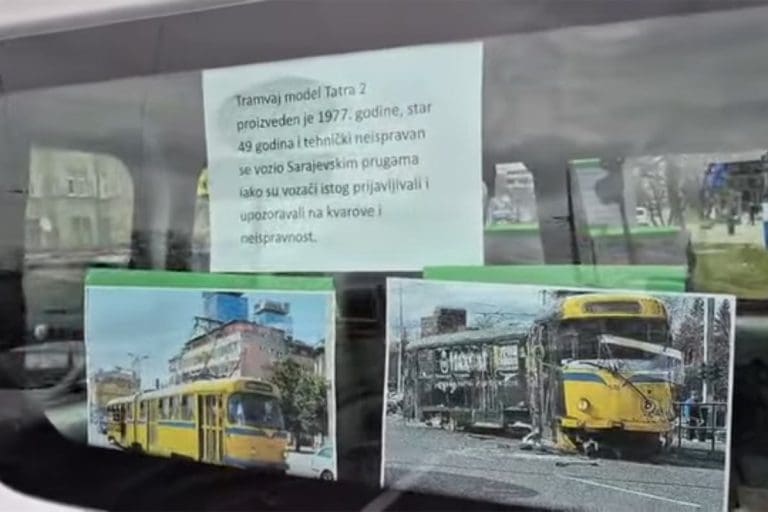 Protest zbog nesreće u Sarajevu: Na kombiju ispisani zahtjevi studenata (VIDEO)