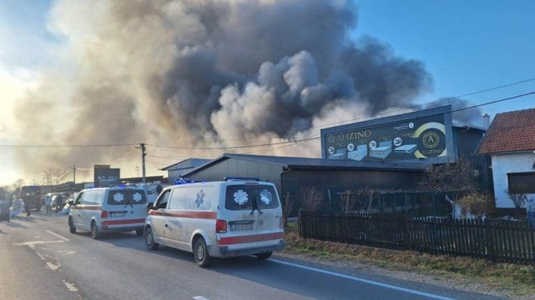 Požar u fabrici namještaja u Brčkom: Ima povrijeđenih