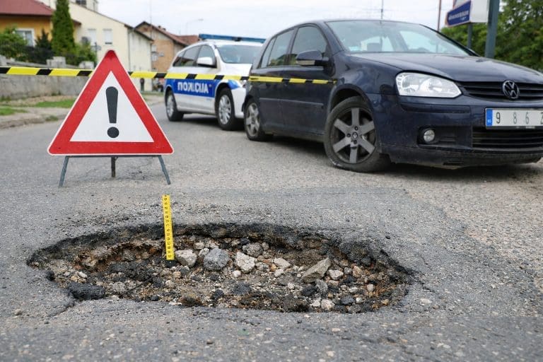 Gdje su pare: Vozači u BiH dali 18 MILIJARDI maraka, a putevi među najgorim u Evropi
