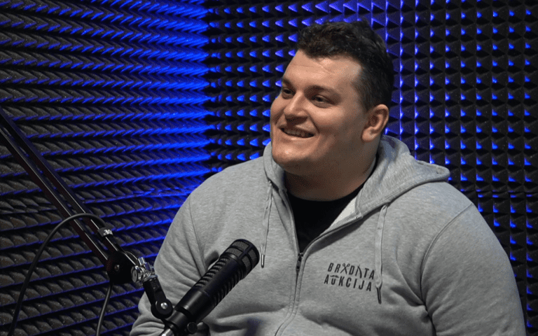 VINČA: “Svi marš na smijeh!” – Zašto su dvorane pune kad se rugamo sami sebi?