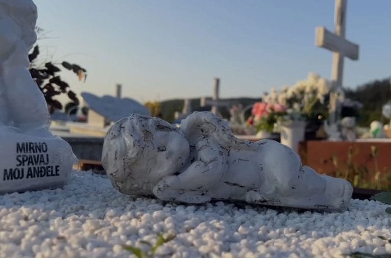 Dvije bebe nestale, dvije godine bez odgovora: Slijede tužbe protiv RS, UKC-a i Gradskog groblja