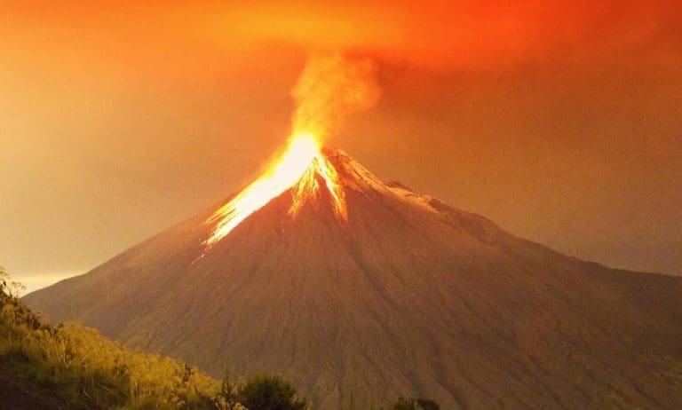 Etna ponovo eruptirala: Nebo iznad Sicilije obasjala lava, izdato upozorenje građanima i turistima