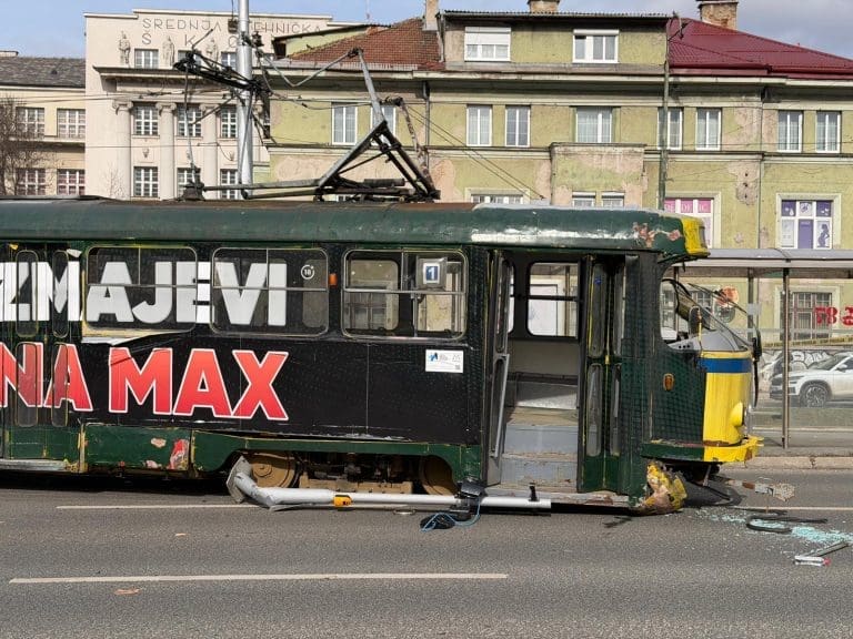 Pogledajte trenutak kada tramvaj u Sarajevu iskače iz šina (VIDEO)