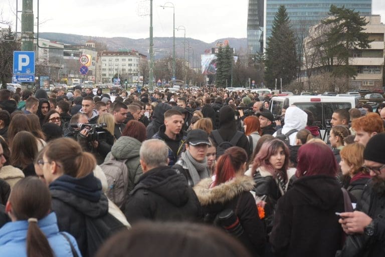 Sarajevo: Građani se okupili kod tramvajske stanice da odaju počast žrtvama