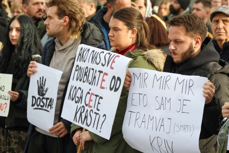 U Sarajevu održan protest građana zbog tramvajske nesreće: „Ako nas sve poubijate, od koga ćete krasti”