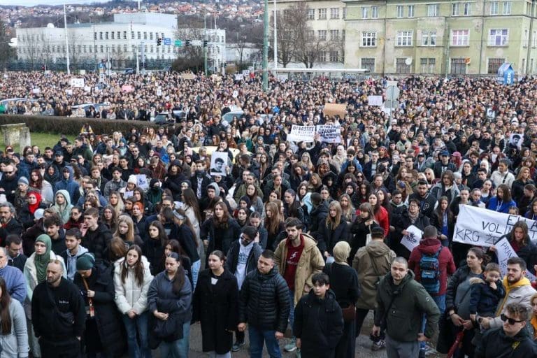 Nekoliko hiljada građana Sarajeva na protestu zatražilo odgovornost nadležnih zbog tragične tramvajske nesreće