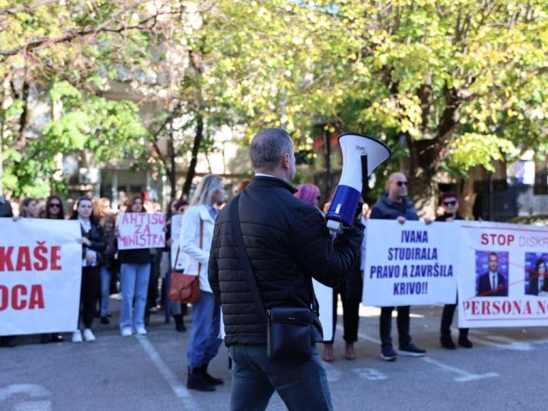 Ljekari sutra u podne daju kolektivne otkaze