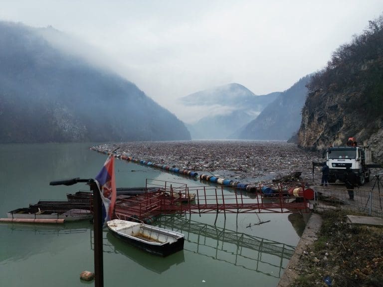 Drina ponovo zatrpana otpadom: Plutajuća deponija kod Višegrada bez trajnog rješenja