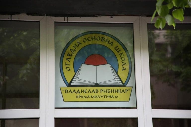 Đaci odmah evakuisani: Dojava o bombi u OŠ “Vladislav Ribnikar”