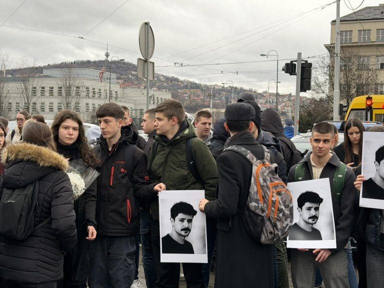 Građani i srednjoškolci odali počast žrtvama tramvajske nesreće: „Koliko puta će djeca plaćati cijenu nečijeg nemara?“