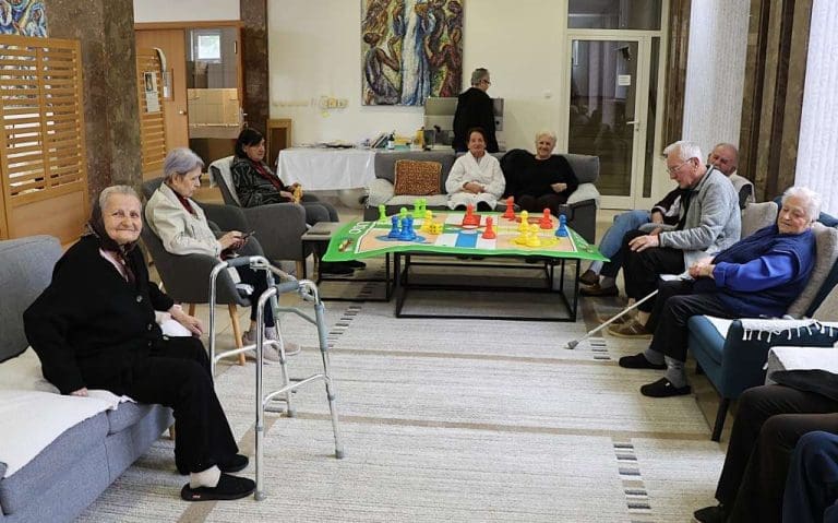 Iza vrata doma za starije: Životi, emocije, svakodnevnica