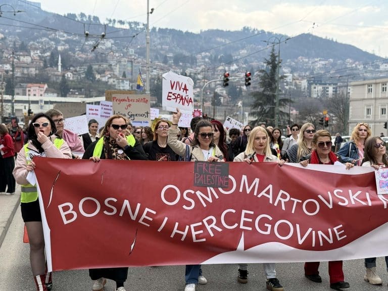 Osmomartovski marš u Sarajevu: Svaka druga žena u BiH doživjela rodno zasnovano nasilje 