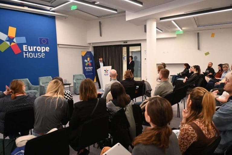 Europe House domaćin diskusije o AI u redakcijama – Inovacije moraju pratiti povjerenje