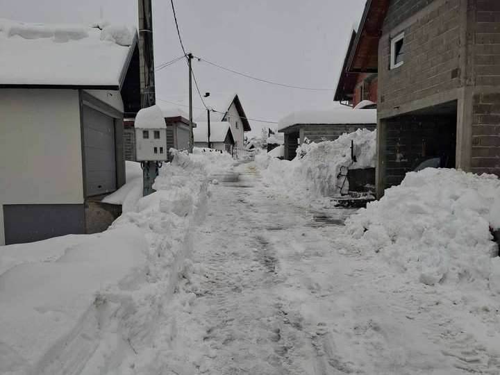 Kneževo pod snijegom od jednog metra, stanovnici upozoravaju na opasnost po krovove i puteve