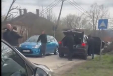 LOKALNI IZBORI: Haos u Kuli i Boru: Policija se gura s građanima, hapšenja, napad sjekirom na studente i novinare