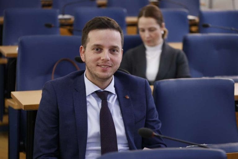Skupština KS prihvatila ostavku premijera, pala vlada