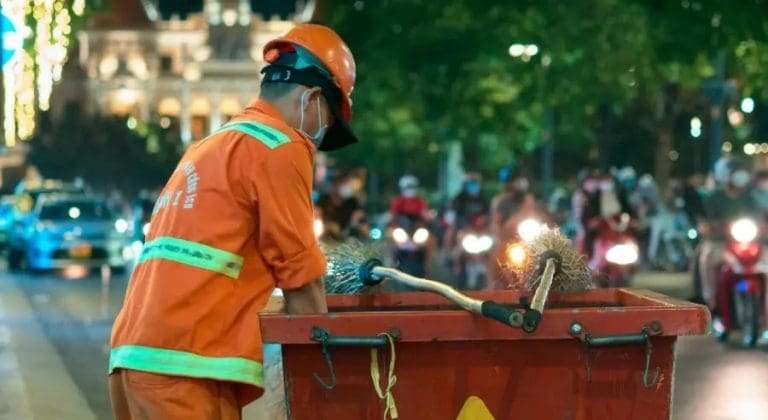 Britanac dobio 10 miliona funti na lutriji, za osam godina sve potrošio, vratio se poslu čistača ulica