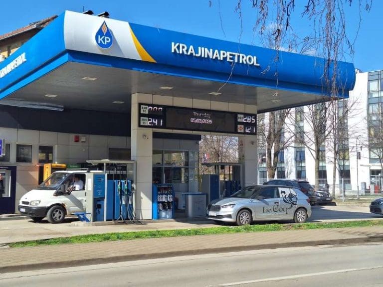 Benzinska pumpa u Banjaluci, točenje goriva.