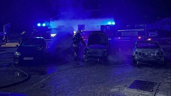 Mostar: U dvorištu škole izgorjelo šest automobila