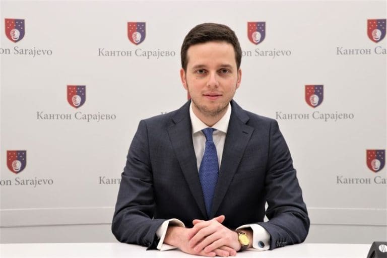 Kad populizam izađe na vidjelo: Premijer KS i direktor GRAS-a podnijeli “ostavke”, a i dalje dolaze na posao