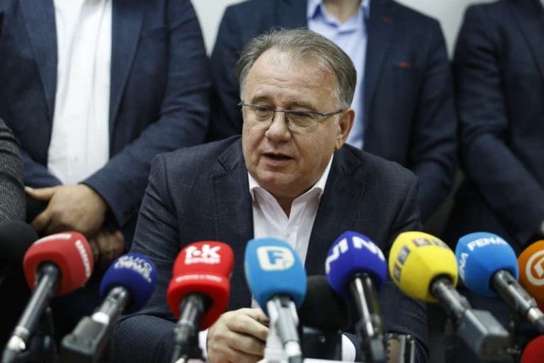 Nikšić tvrdi da “trojka” ostaje zajedno, ali kriza unutar koalicije sve dublja