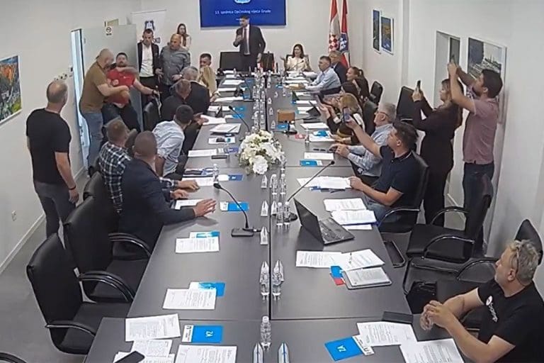 Haos na sjednici u Grudama: Naguravanje na ulazu, poslanik ostao bez majice prije sjednice (VIDEO)