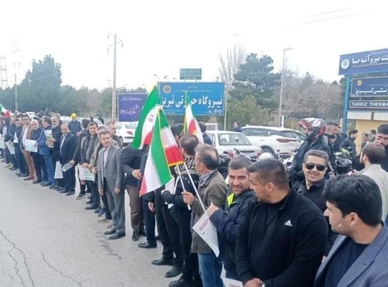 Iranci formirali “ljudske lance” na mostovima širom zemlje: Razvili zastave pored meta izraelskih aviona