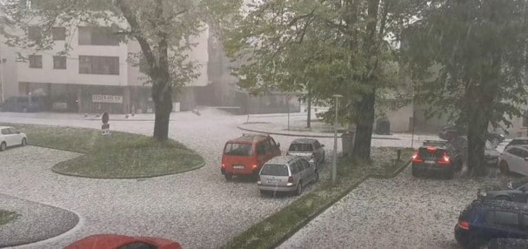 Nevrijeme okovalo Bihać: Grad zabijelio ulice usred proljeća (VIDEO)