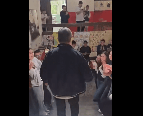 Snimak iz Prijedora oduševio region: Pogledajte kako su prijedorski osnovci ispratili omiljenog nastavnika u penziju!