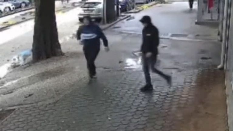 Mostar: Uzeli 1.000 KM iz izgubljenog novčanika, snimila ih nadzorna kamera (VIDEO)