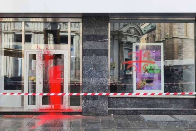Sarajevo: Na prodavnicama u Ferhadiji bačena crvena boja i ispisano “4S”