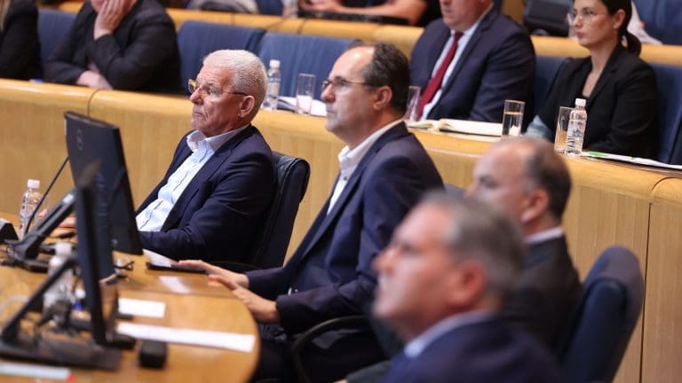 Usvojene izmjene i dopune Zakona: Veće plate državnim službenicima