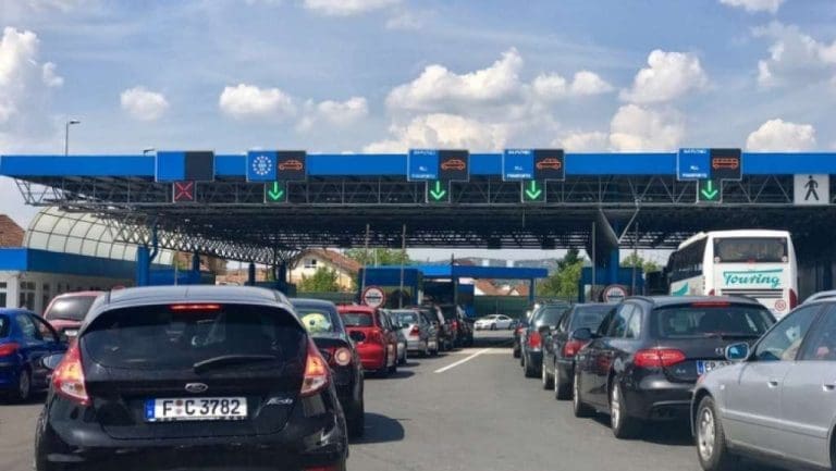 Na graničnim prelazima Izačić, Velika Kladuša i Gradina pojačan promet vozila