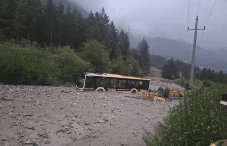 Katastrofalno nevrijeme u Austriji: Bujica odnijela autobus, dramatična akcija spasavanja putnika (VIDEO)