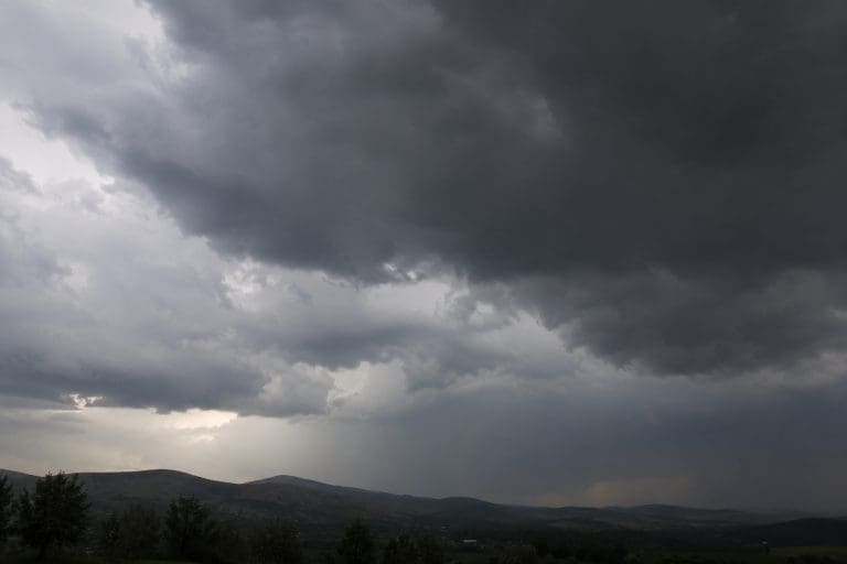 Snažne oluje ostavile 13.000 domaćinstava bez električne energije širom Francuske