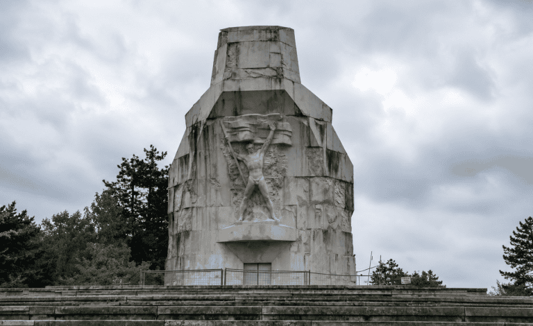SIMBOL BANJALUKE: Priča o Spomeniku palim Krajišnicima na Šehitlucima koju gotovo niko ne zna