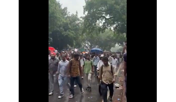 Pobuna u Delhiju: Hiljade „žohara“ krenulo na parlament, policija blokirala grad